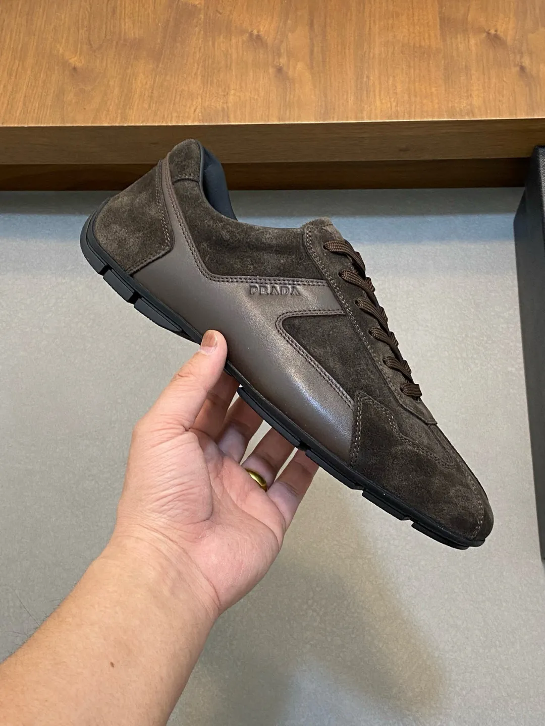 Men's Men's Shoes 💰800 Prada/Prada Men's Leather Casual Sports Shoes, a hot product made in Guangzhou! Made of imported calfskin splicing upper, three-dimensional geometric segmentation, precision manufacturing, uniform stitching, leather texture at a glance, multi-color splicing, fashionable and generous, soft, comfortable and breathable, decorated with PRADA letter logo on the outside, classic letter logo on the tongue, fabric strap on the heel, P family's classic sports shoe type, with fabric lining, silver logo cowhide foot pads, and P family's exclusive rubber outsole. The details are carefully crafted, making it a versatile item for travel! Comes with original box and dust bag! Multiple colors available! Size: 39-40-41-42-43-44 standard leather shoe size (38, 45 customized ¥)